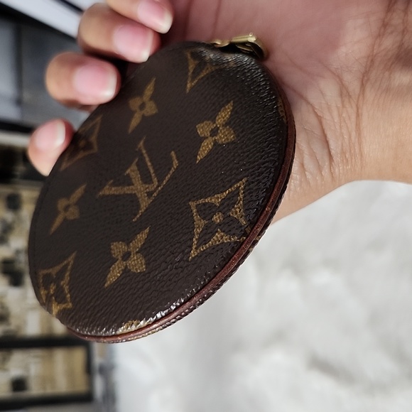 Louis Vuitton round coin pouch. - Picture 4 of 13